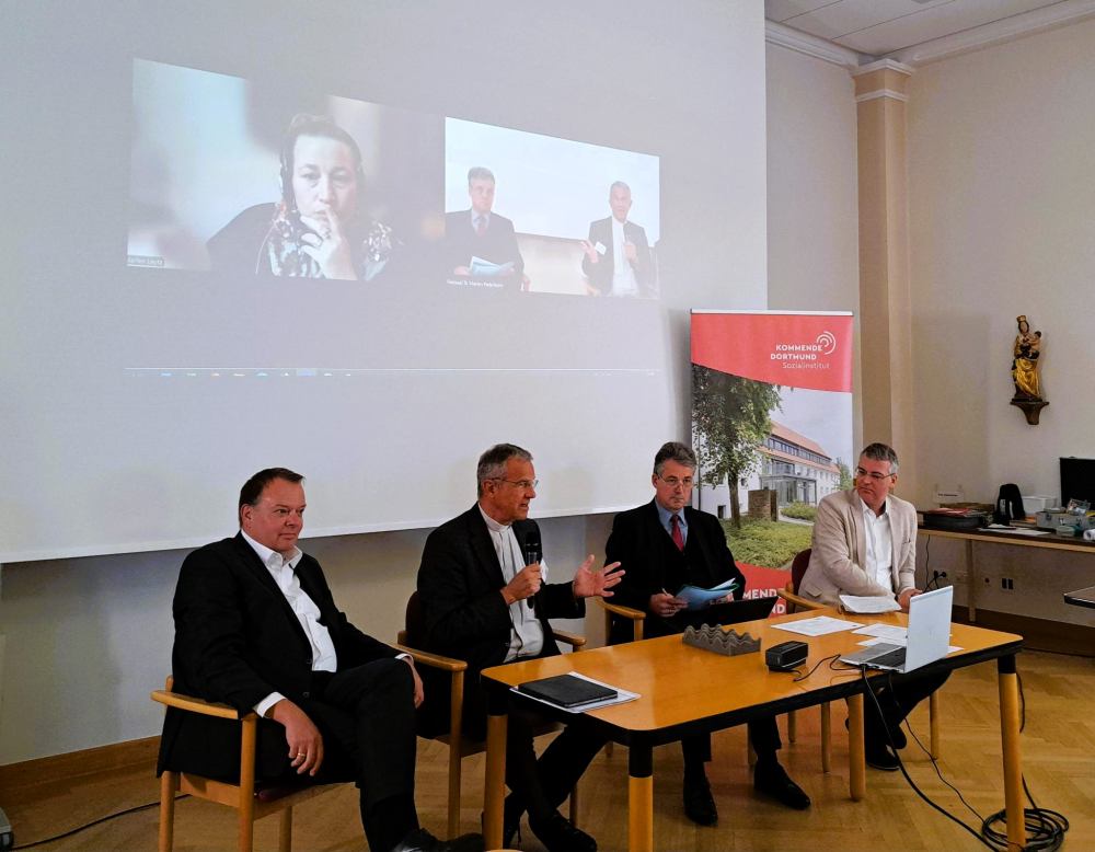 Auf dem Podium kommentierten Expert:innen das Vorhaben des Dortmunder Aufbruchs.