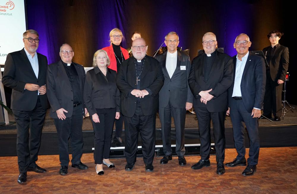 Festakt 75 Jahre Sozialinstitut Kommende Dortmund (v.l.): Oberbürgermeister Thomas Westphal, Propst Andreas Coersmeier, Ute Hanswille (Freunde und Förderer der Kommende), Kardinal Reinhard Marx, Prälat Dr. Peter Klasvogt (Direktor der Kommende), Generalvikar Dr. Michael Bredeck, Regierungspräsident Heinrich Böckelühr sowie hinten Moderatorin Britt Lorenzen und „Junge Musizierende“ von DORTMUND MUSIK. Foto: Michael Bodin / Erzbistum Paderborn