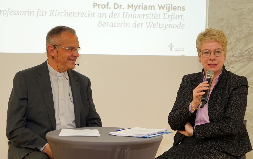 Podiumsgespräch zwischen Prälat Dr. Peter Klasvogt und Prof. Dr. Myriam Wijlens beim Kommendefest in Dortmund. Foto: Michael Bodin / Erzbistum Paderborn