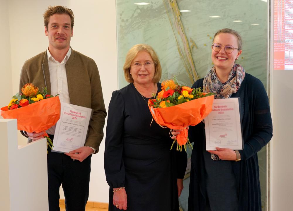 Förderpreis Christliche Sozialethik 2024 (v.l.): Dr. Josef M. Könning (Preisträger), Ute Hanswille (Vorsitzende des Vereins der Freunde und Förderer der Kommende e.V.) und Katharina Leniger (Preisträgerin). Foto: Michael Bodin / Erzbistum Paderborn