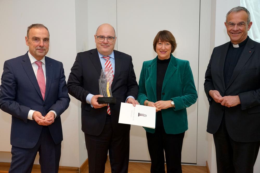 Verleihung des Wilhelm-Weber-Preises 2024 an Steffen Kampeter in der Kommende Dortmund (v.l.): Prof. Dr. Markus Kiefer (Familie des Stiftungsgründers), Steffen Kampeter, Hildegard Müller (Laudatorin) und Prälat Dr. Peter Klasvogt (Direktor der Kommende Dortmund). Foto: Michael Bodin / Erzbistum Paderborn