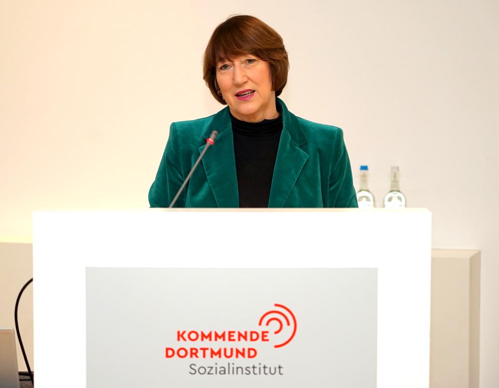 Hildegard Müller, Präsidentin des Verbands der Automobilindustrie, hielt die Laudatio auf den Preisträger Steffen Kampeter. Foto: Michael Bodin / Erzbistum Paderborn