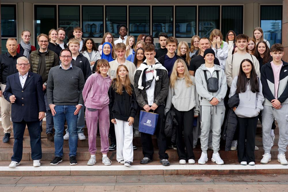 Jugendliche der Gesamtschule Scharnhorst und des Liceums aus Radomsko mit Bürgermeister Norbert Schilff und Robert Kläsener aus der Kommende Dortmund (1. Reihe von links) sowie mit Pawel Handydraj und Schulleiter Nadim Al-Madani (2. Reihe von links). Foto: Michael Bodin / Erzbistum Paderborn