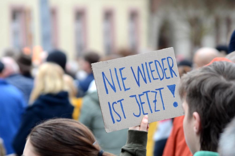 Ein Demonstrant hält ein Schild: "Nie wieder ist jetzt!" Bild: Christian Schmitt In: Pfarrbriefservice.de 